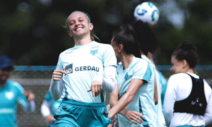 Vitória Calhau, zagueira do Cruzeiro