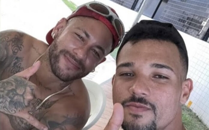 Zé Ivaldo ao lado de Neymar em momento de descanso no CT Rei Pelé (Foto: Reprodução/Instagram) Zé Ivaldo ao lado de Neymar em momento de descanso no CT Rei Pelé