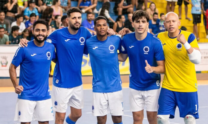 Jogadores do Cruzeiro Futsal celebram vitória em amistoso