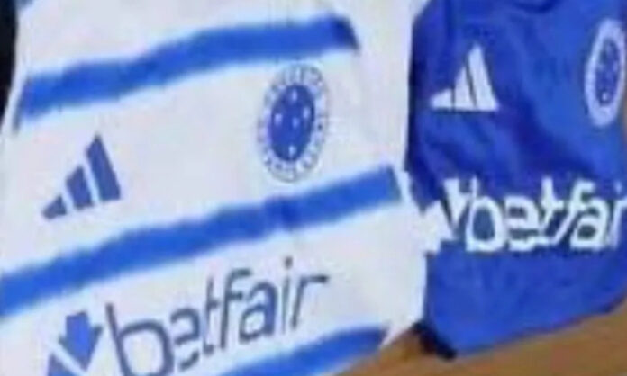 Camisa branca do Cruzeiro em foto vazada