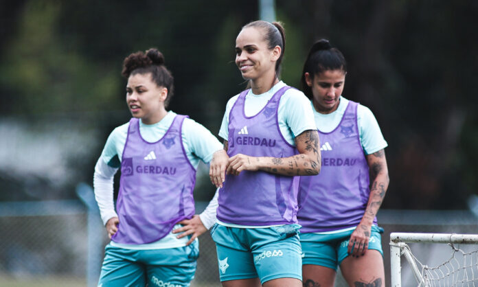 Time feminino do Cruzeiro em treino na Toca I