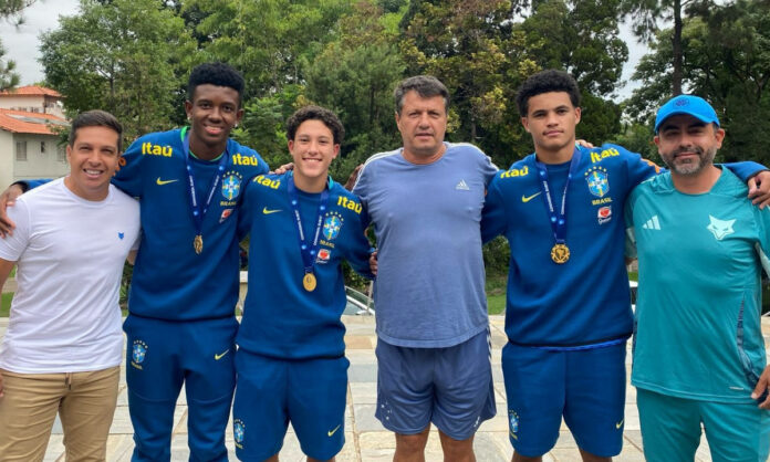 Vitor Hugo, Kauã Prates e Felipe Morais com Adilson Batista