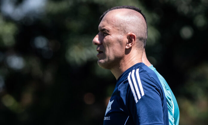 Leonardo Jardim observando o treino do Cruzeiro