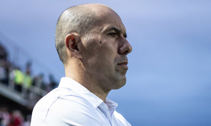 Leonardo Jardim em jogo do Cruzeiro na Argentina