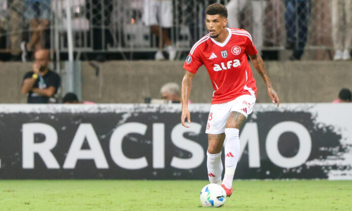 Juninho, zagueiro do Inter em jogo contra Bahia