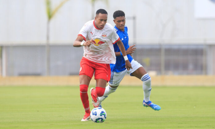Kaique Kenji em jogo do Cruzeiro na Toca II