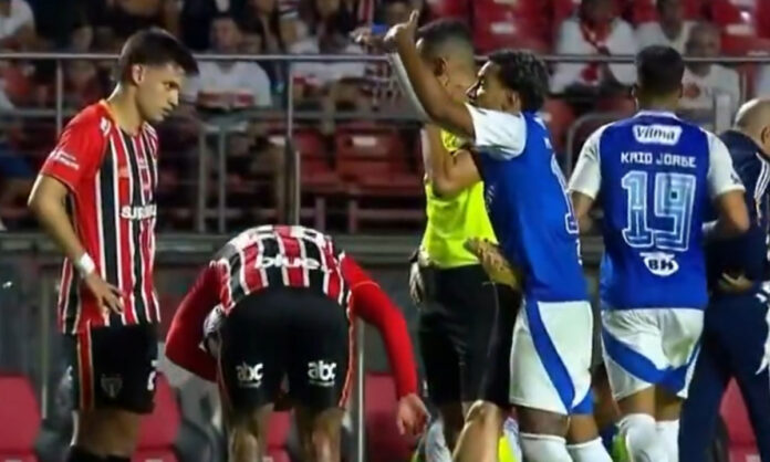 Matheus Pereira pede substituição para Ferreirinha