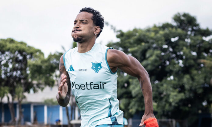 Matheus Pereira em treino na Toca II