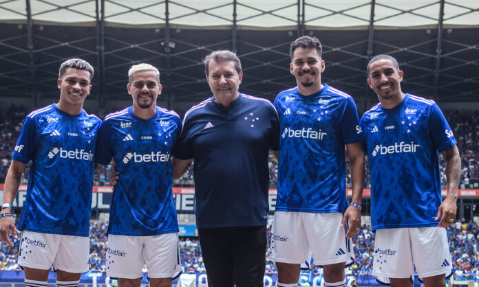 Reforços do Cruzeiro em apresentação no Mineirão