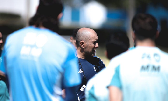 Leonardo Jardim em conversa com jogadores do Cruzeiro