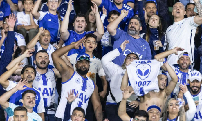Torcida do Cruzeiro lotou o espaço de visitantes no Nabizão