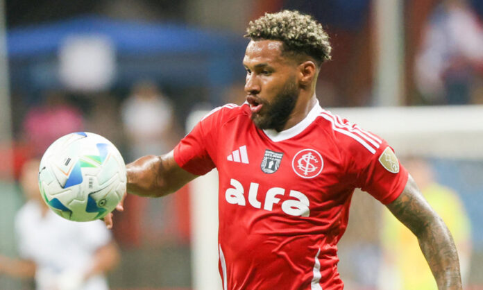 Wesley em jogo do Internacional