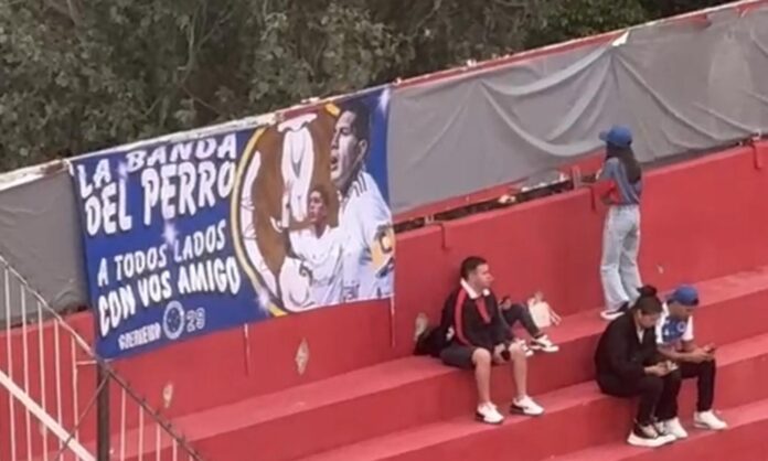 Família de Romero leva faixa ao estádio
