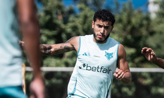 William, lateral-direito do Cruziero, em treino na Toca II