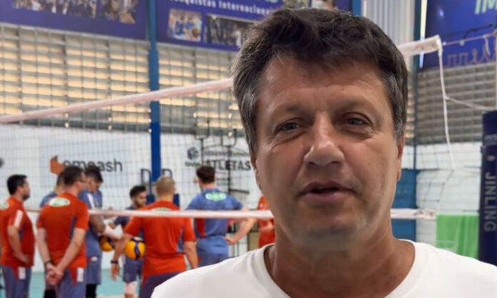 Adilson Batista, diretor da base no futebol, esteve no treino do Sada Cruzeiro
