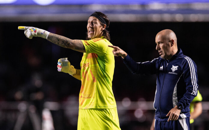 Cassio e Leonardo Jardim no jogo contra o São Paulo (Foto: Marco Galvão/Cruzeiro)