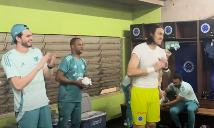 Cássio foi aplaudido pelos companheiros após jogo com o Vasco