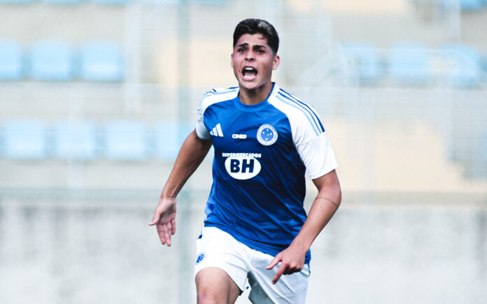 Baptistella, em comemoração de gol pelo Cruzeiro (Foto: Dan Costa/BHFOTO)