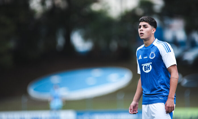Cauan Baptistella na partida do Cruzeiro com o Flamengo, pelo Brasileiro Sub-20.