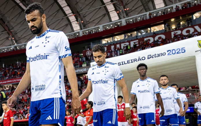 Jonathan foi expulso após dividida com Wesley, do Inter