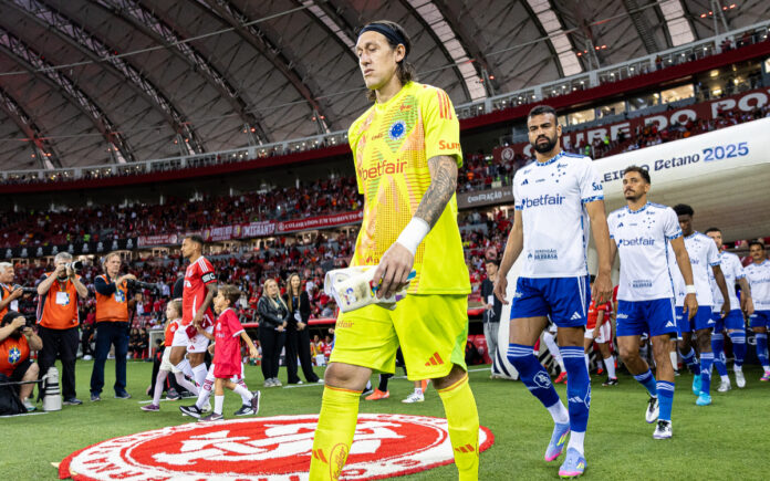 Jogadores do Cruzeiro em jogo contra o Inter, no Beira-Rio