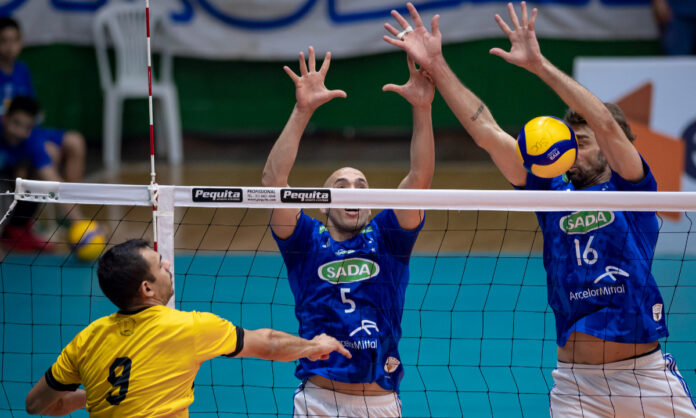 Sada Cruzeiro e Praia Clube em confronto da Superliga