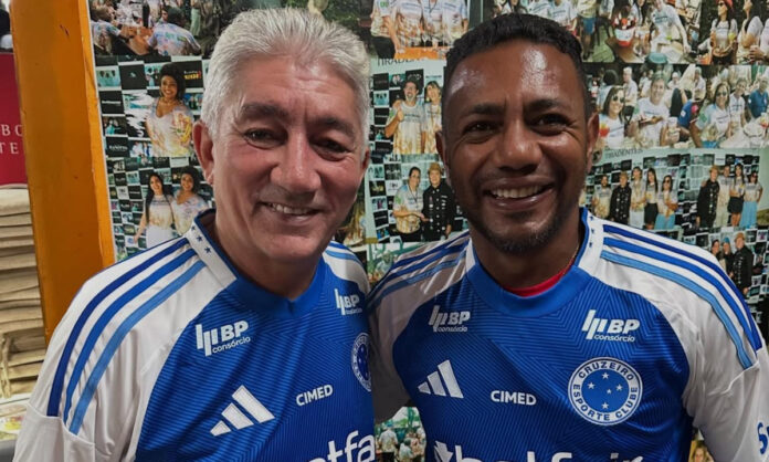 Nonato e Augusto Recife posam com nova camisa do Cruzeiro