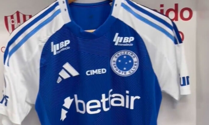 Uniforme do Cruzeiro no Estádio 15 de Abril