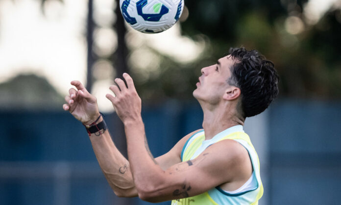 Dinenno em treino do Cruzeiro na Toca II, em BH