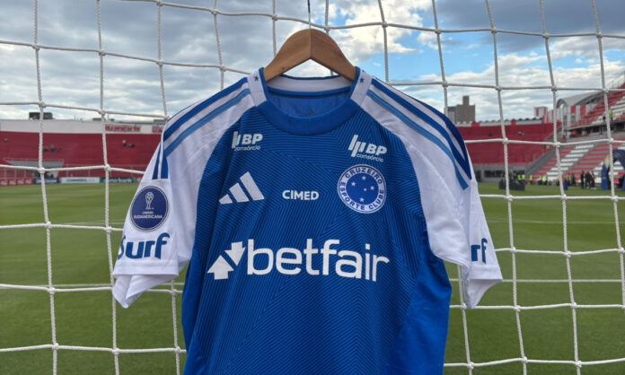 Camisa do Cruzeiro no Estádio 15 de Abril, em Santa Fé
