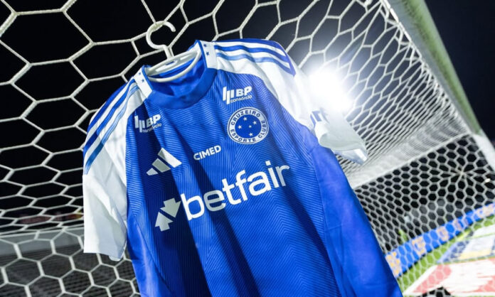 Camisa do Cruzeiro no Nabi Abi Chedid, em Bragança Paulista