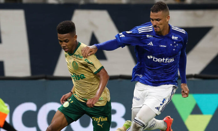 Estevão em jogo contra o Cruzeiro, em 2024