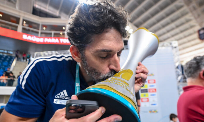 Filipe Ferraz beija troféu da Superliga 2022/2023
