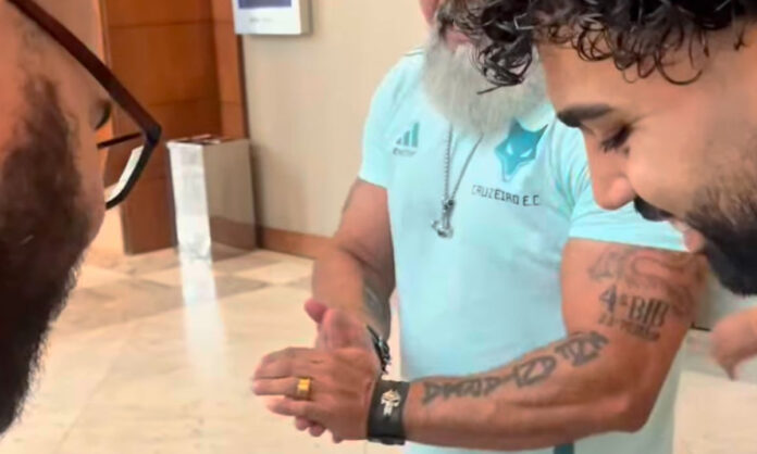 Gabigol autografou foto dos tempos em que era bebê
