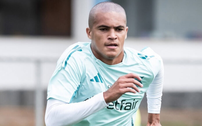 Kauã Prates, careca após 'trote' no Cruzeiro, treina na Toca II Kauã Prates, careca após 'trote' no Cruzeiro, treina na Toca II