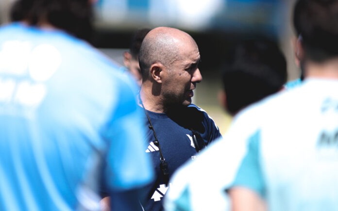 Leonardo Jardim em treino do Cruzeiro na Toca II