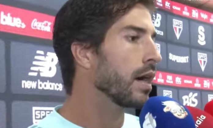 Lucas Silva na zona mista no Morumbis