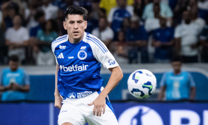 Lucas Villalba no duelo com o Bahia