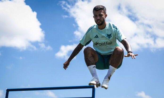 Matheus Henrique em treino do Cruzeiro
