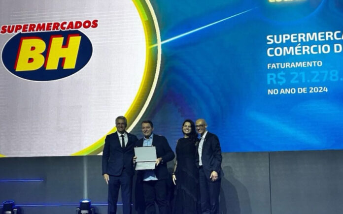 Pedrinho recebe placa em evento da Abras, em São Paulo