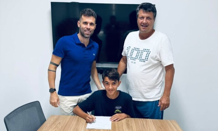 Rafael Caroli assinou contrato de formação com o Cruzeiro