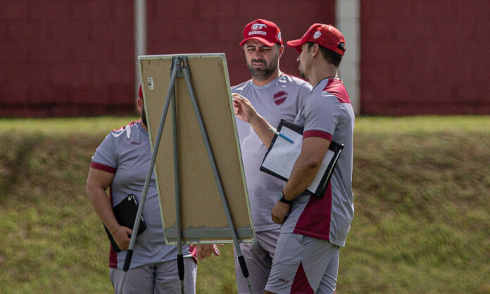 Rafael Lacerda (à esq.), técnico do Vila Nova