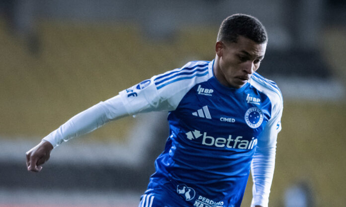 Rodriguinho, do Cruzeiro, contra o Palestino
