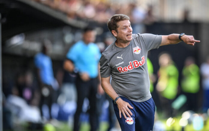 Fernando Seabra em jogo do Red Bull Bragantino (Foto: divulgação/Bragantino)