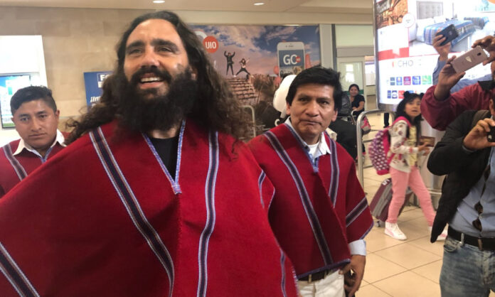 Juan Pablo Sorín vestiu o poncho, tradicional vestimenta de grupo indígena