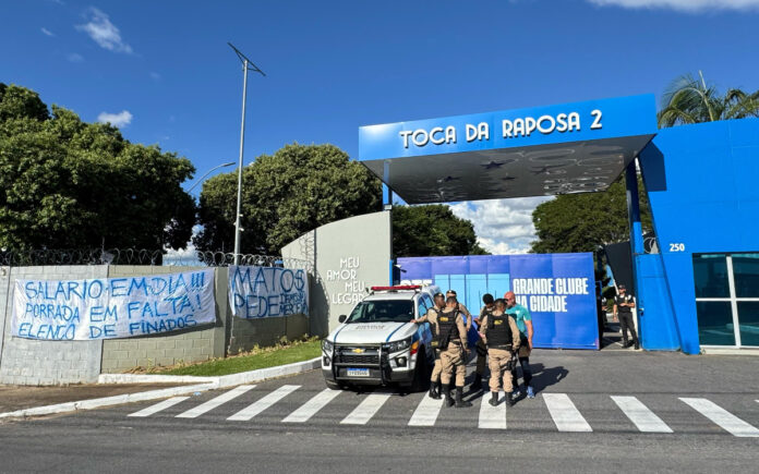 Manifestação na Toca II, CT do Cruzeiro