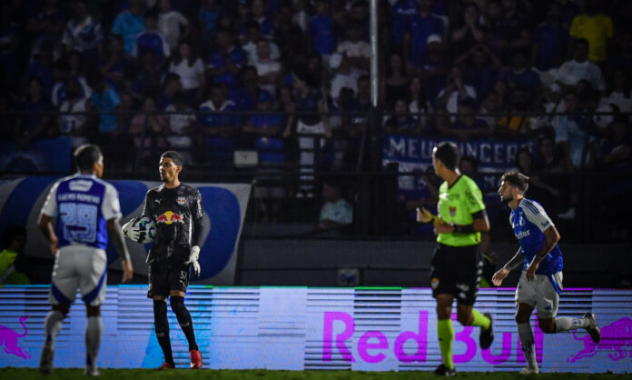 Torcida do Cruzeiro no Nabi Abi Chedid, em Bragança Paulista