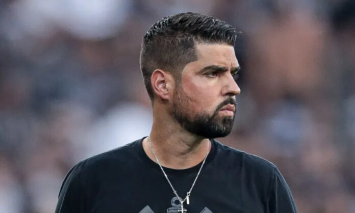 António Oliveira está desempregado desde a saída do Corinthians