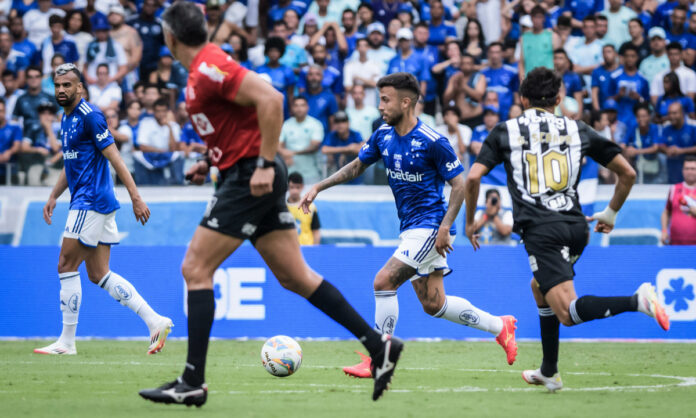 Lance do jogo entre Cruzeiro e Atlético-MG, pelo Mineiro