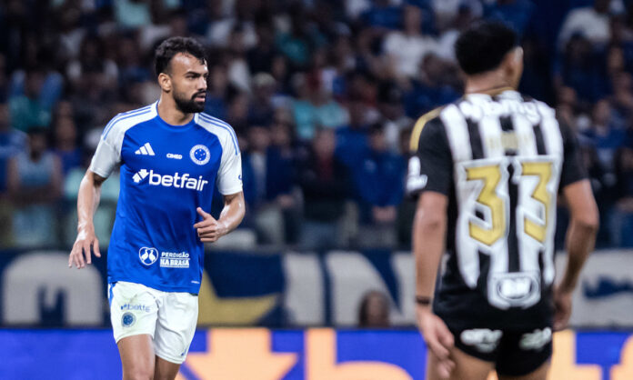 Fabrício Bruno contra o Atlético-MG, no Mineirão